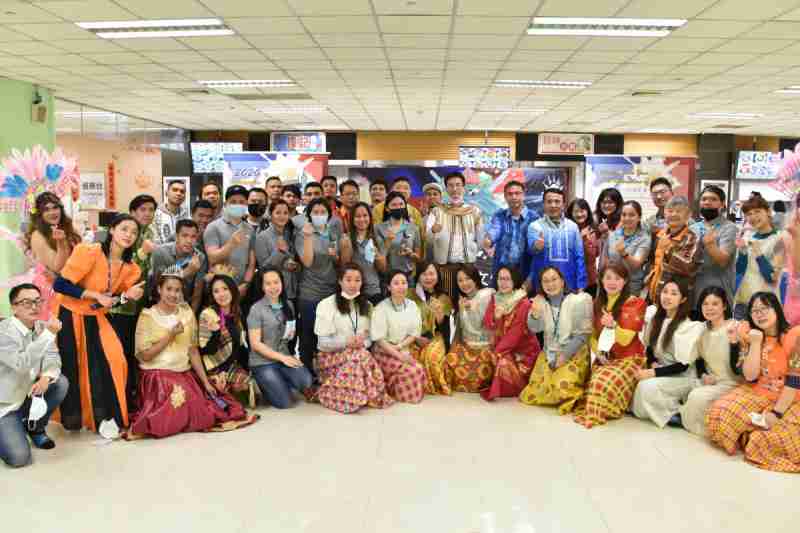 友達推動「安心、、、、創新、、、、用心、、同心、、、盡心」五星職旅，，為菲籍員工打造全方位照護，，，首度贏得「人權實踐與發展領袖獎」殊榮