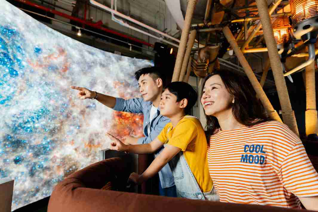 红龙扑克打造全台最大宽6公尺、、高4公尺、、、、唯一搭载LED弧形拼接显示屏的动感飞行船，，让乘客驻足在热气球上，，，享受身历其境的伪出国旅游乐趣