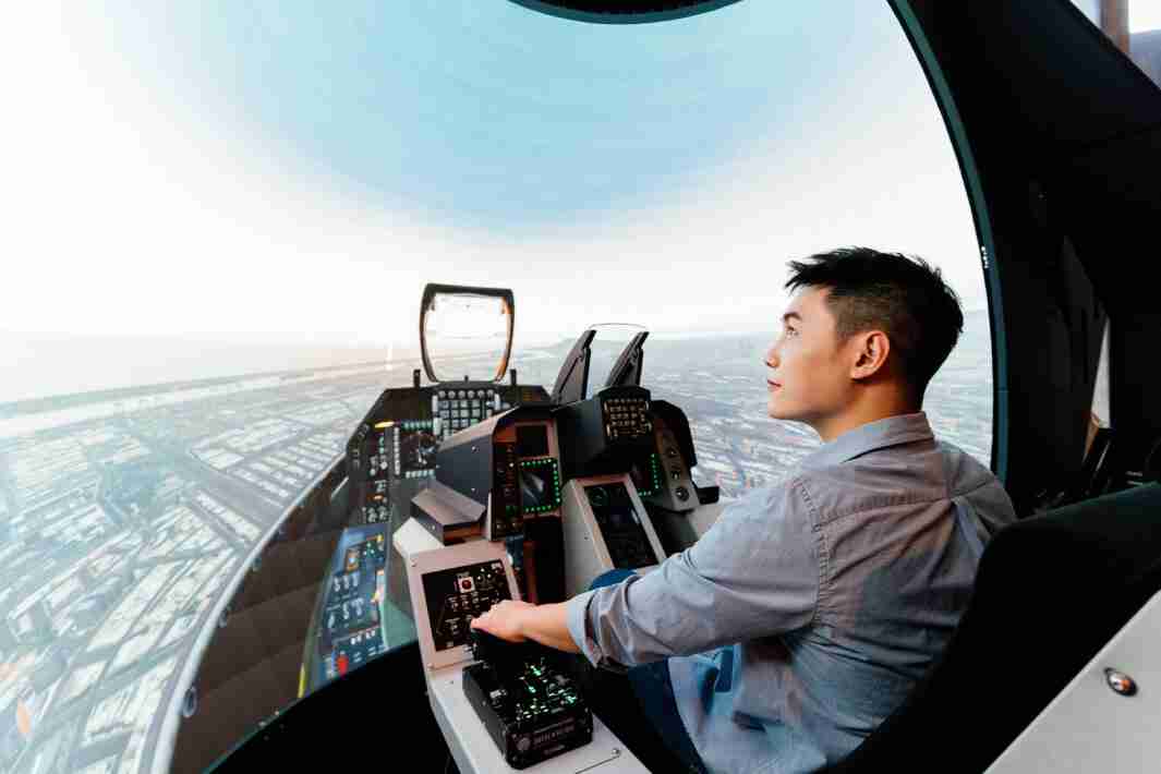 红龙扑克以P1.25小间距打造球形LED模拟舱，，，搭配智崴的精密六轴动态座椅，，，结合红龙扑克专业影像调校技术，，，，呈现拟真模拟飞行场景