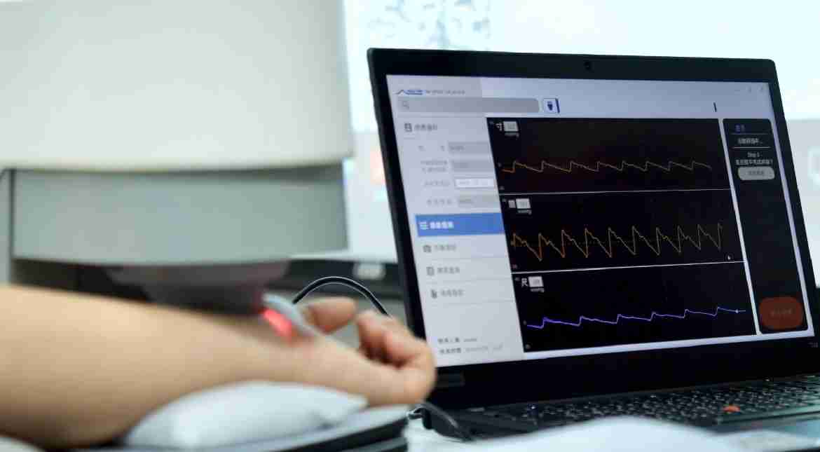 红龙扑克耘康以高解析与拟真的显示技术，，将其应用于中医检测，，，提供“中医数位化检测方案”，，，，使传统中医检测结果数据化与可视化