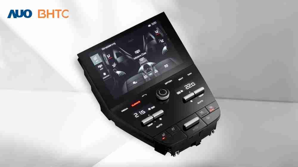作為友達新生力軍，，，BHTC所展示的中央與後座鞍部的Display HMI產品，，，可處理多區恆溫控制、、顯示畫面，，，，呈現仿真3D車室分區；以力傳感技術精準傳遞觸感，，，，並結合音量及震動反饋，，，，防止意外啟動，，提供使用者自然流暢、、直觀且輕鬆駕馭的舒適介面