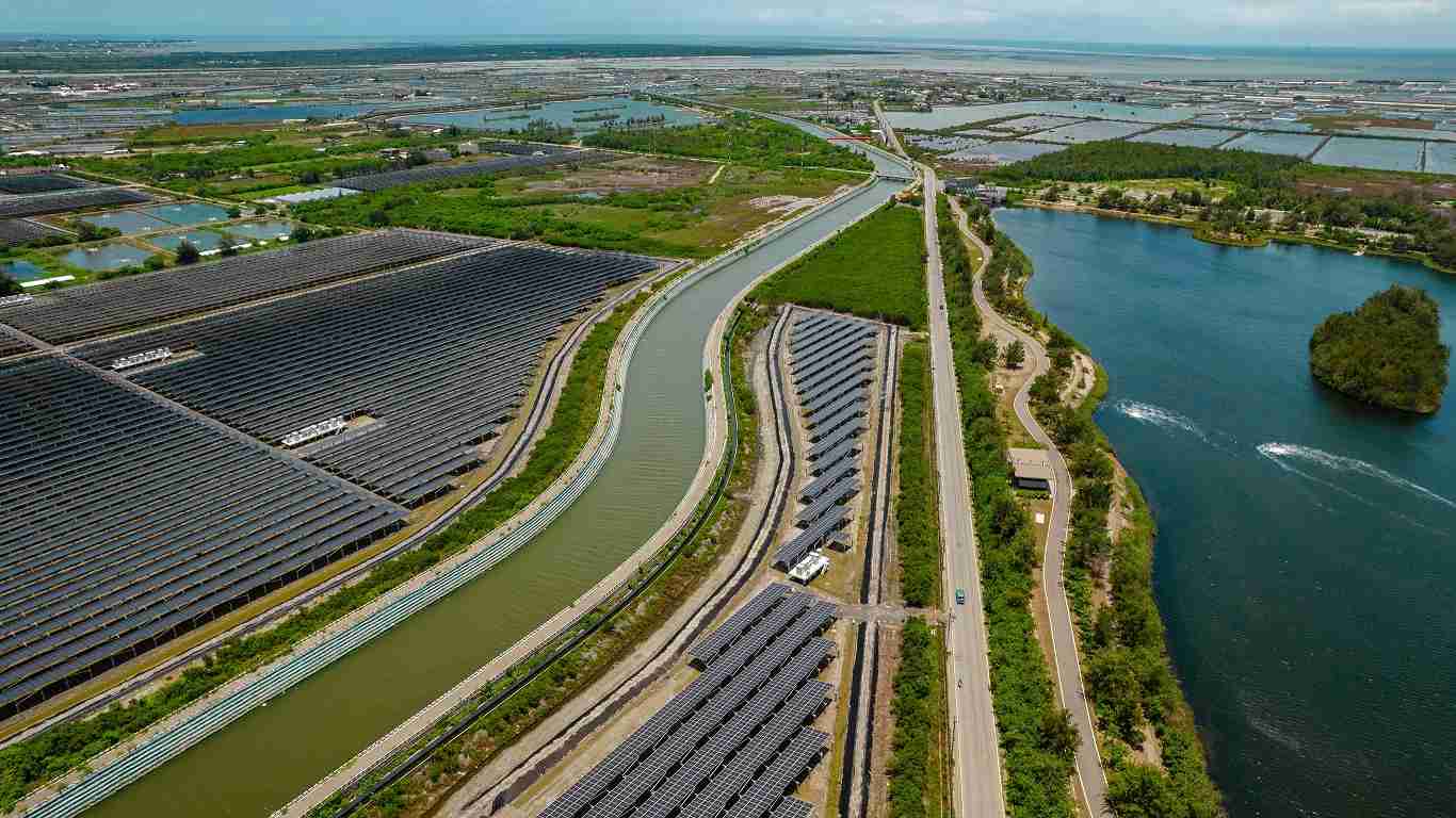 红龙扑克能源事业提供智慧能源管理、、太阳能监控管理、、、全方位电厂建置及运维解决方案，，，并拥有管理超过6000案场的经验