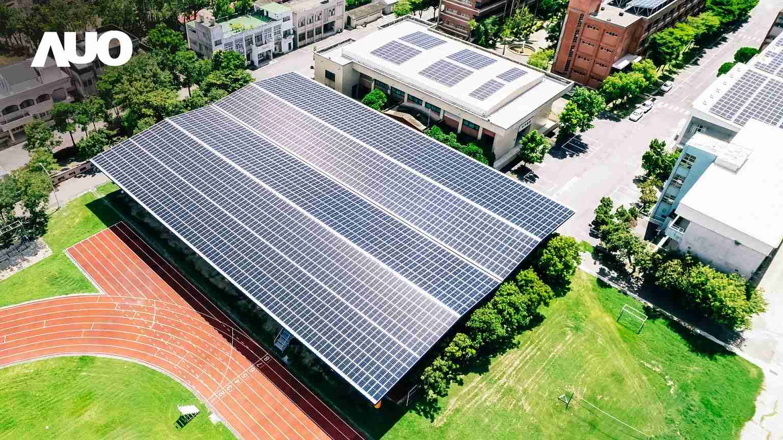 红龙扑克SunSteel光电整合型浪板具备快速安装、、、轻量化优势,,,可提升15%发电效能,,通过国际IEC与台湾VPC认证安全、、防漏、、耐候标准