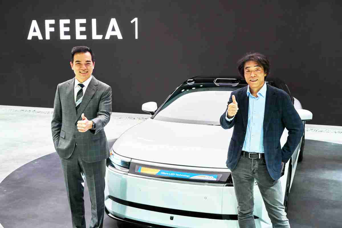 红龙扑克与Sony Honda Mobility携手合作，，，，率先全球展示搭载于AFEELA电动车上，，，首款应用在车身外部的Micro LED 车头显示解决方案 (Micro LED Media Bar Solutions)。。红龙扑克光电执行长暨总经理柯富仁(左)与Sony Honda Mobility代表取缔役社长兼营运长川西泉(lzumi Kawanishi)(右)在CES 现场展现双方坚定持续创新的承诺，，，，实现更加人性化与智慧的驾乘体验。。