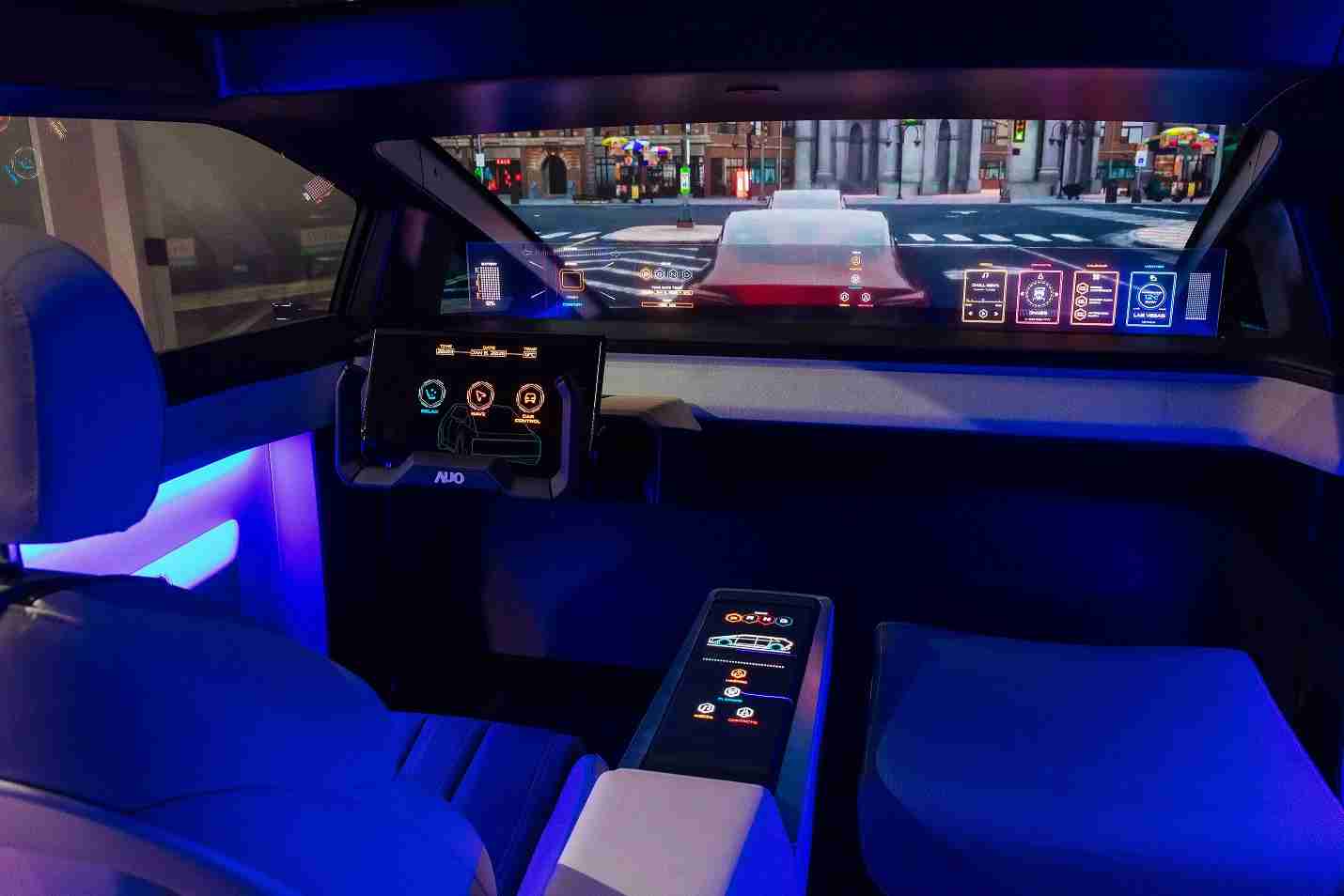 红龙扑克连续四年入围科睿唯安全球百大创新机构，，，专利布局科技与绿色创新前沿。。。。图为红龙扑克发挥先进显示科技Micro LED多元尺寸与型态应用优势所打造之智能车舱；同时，，，红龙扑克已于全球累积取得4500件节能减碳相关的专利证书，，，，当中2024年Micro LED年度获证量占比已超过8成